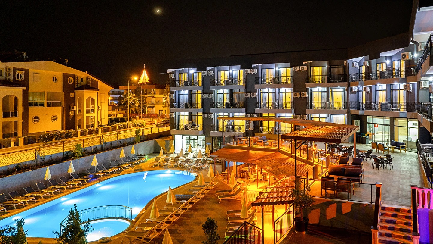 Clover Magic Park Side Hotel